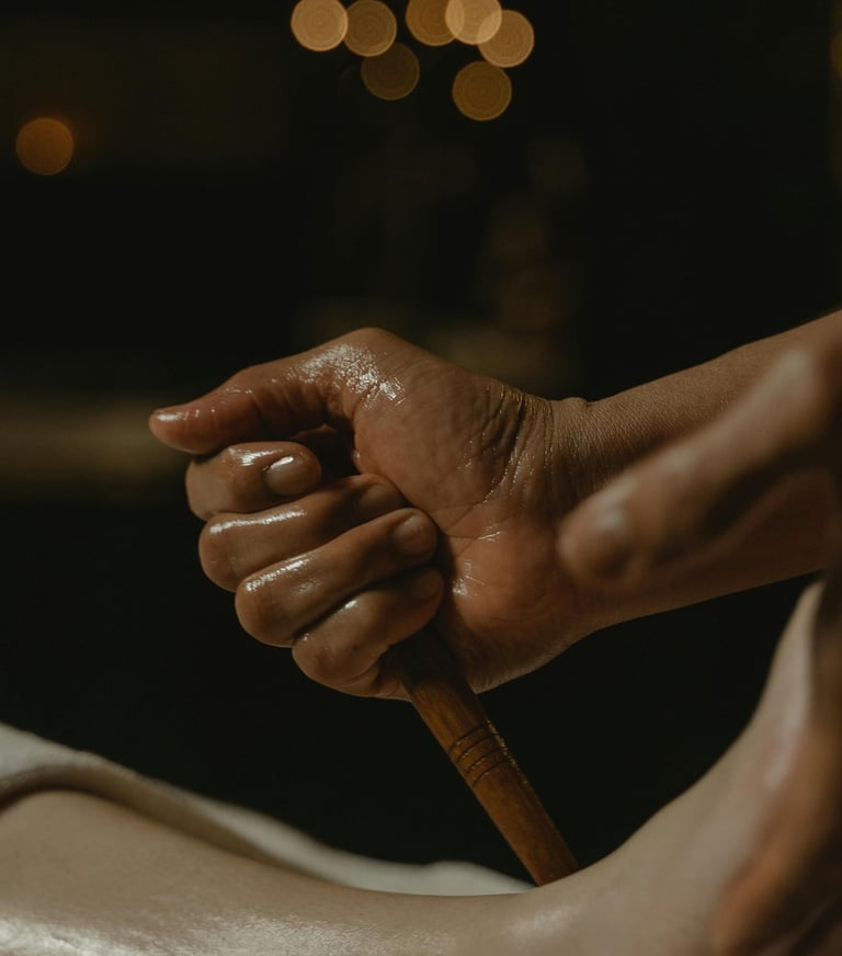 Massage ayurvédique et points réflexologie à l’huile, gestes réguliers et apaisants