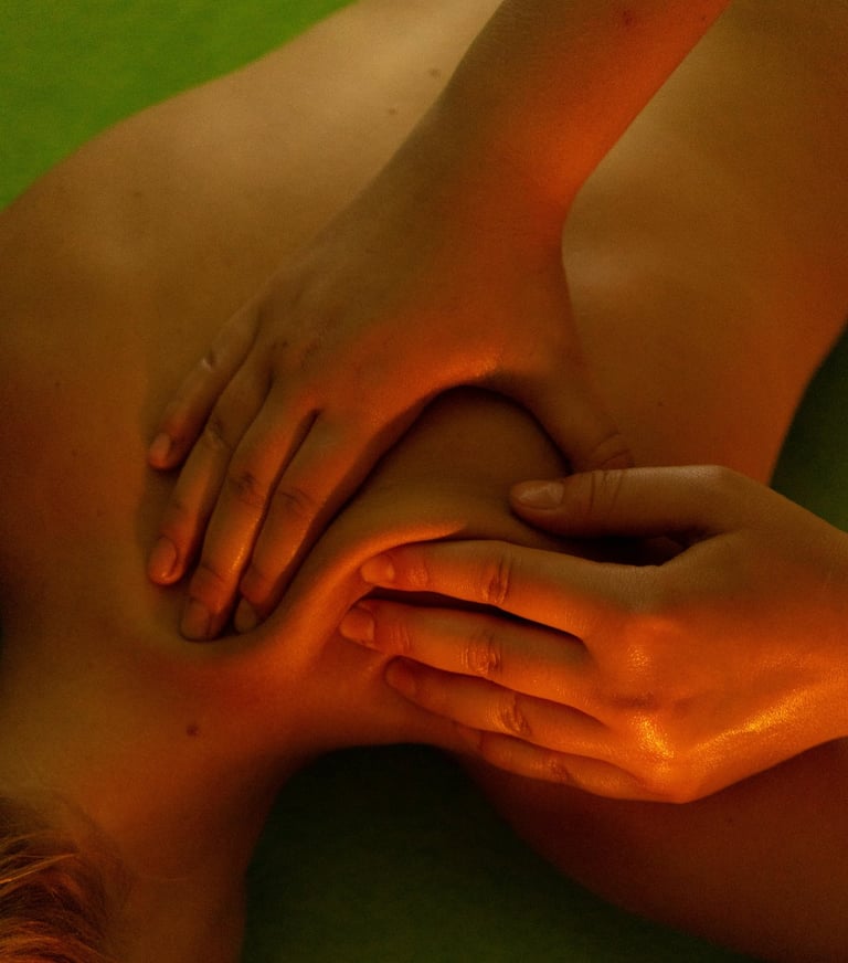 Geste de massage sur l’épaule, soin personnalisé selon vos besoins
