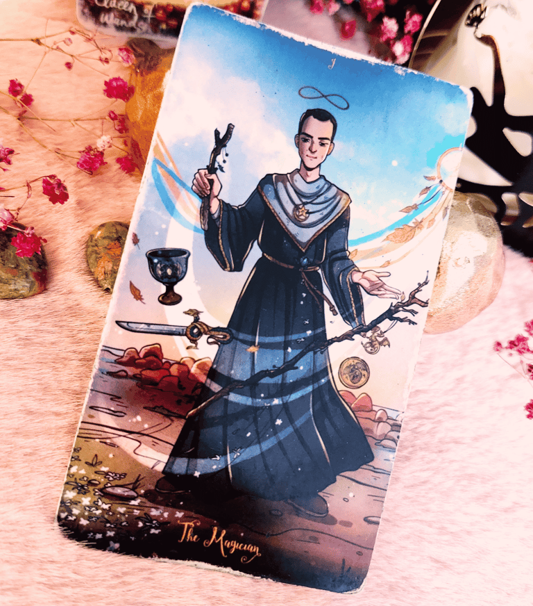 Karta tarota Mag – mężczyzna stoi z narzędziami, symbol nieskończoności nad głową