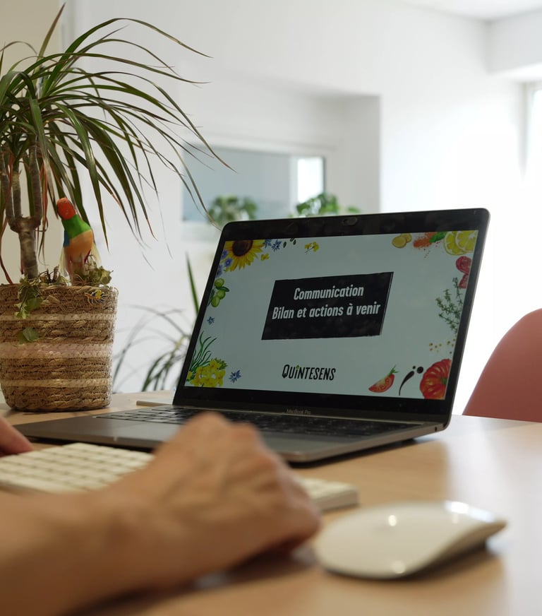 Illustration d'un écran d'ordinateur dans le bureau