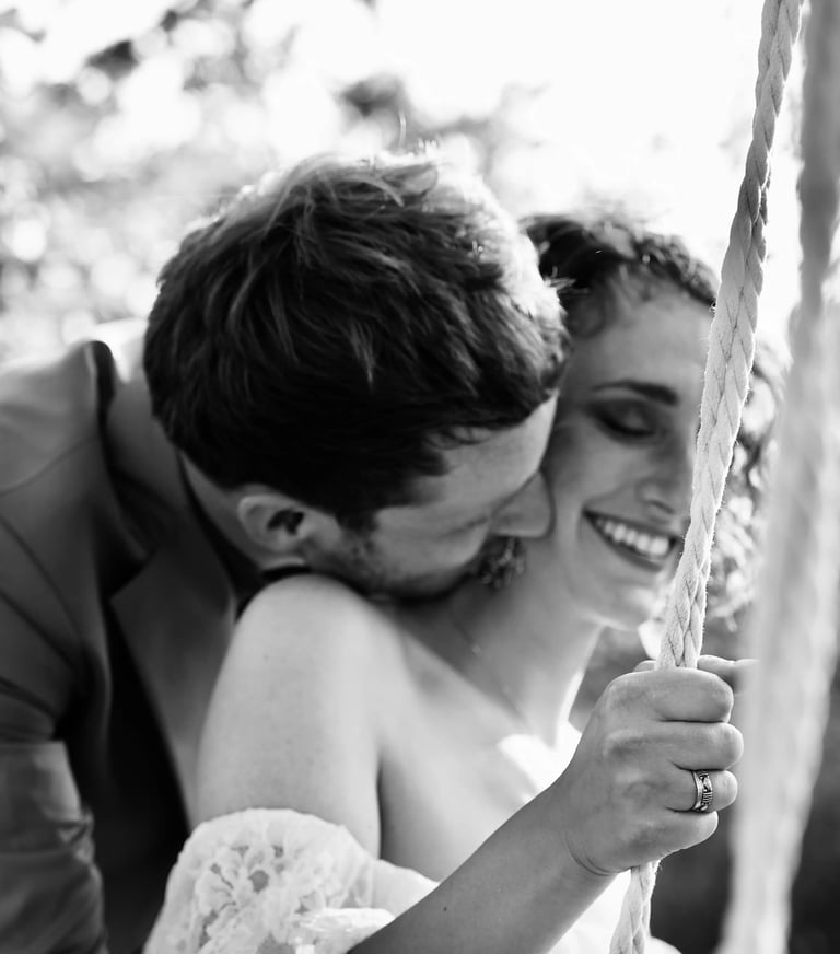 Image romantique des mariés en noir et blanc sur la balançoire