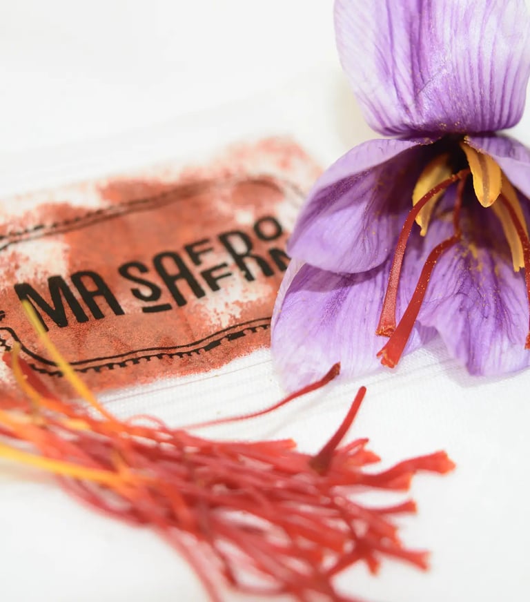Uma linda flor roxa de açafrão com estigmas vermelhos e embalagem de açafrão rotulada "Ma Saffron"