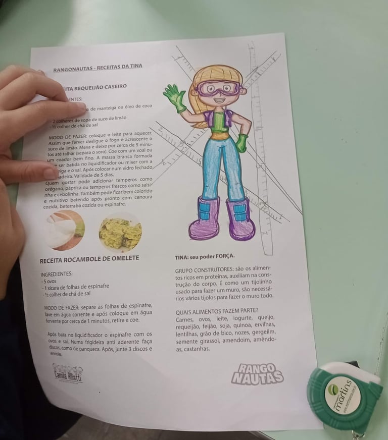 Tina, personagem dos Rangonautas que representa as proteínas, usando uniforme rosa e amarelo.
