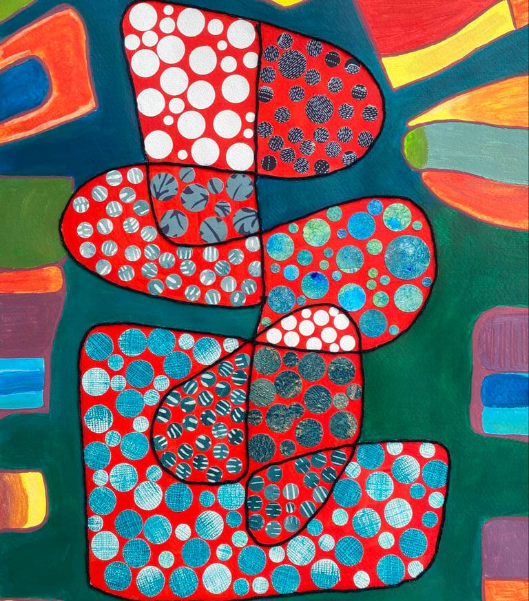 Collage Xirkys "Fétiche de protection" à Pléneuf-Val-André. Art abstrait rouge à pois, fond vert.