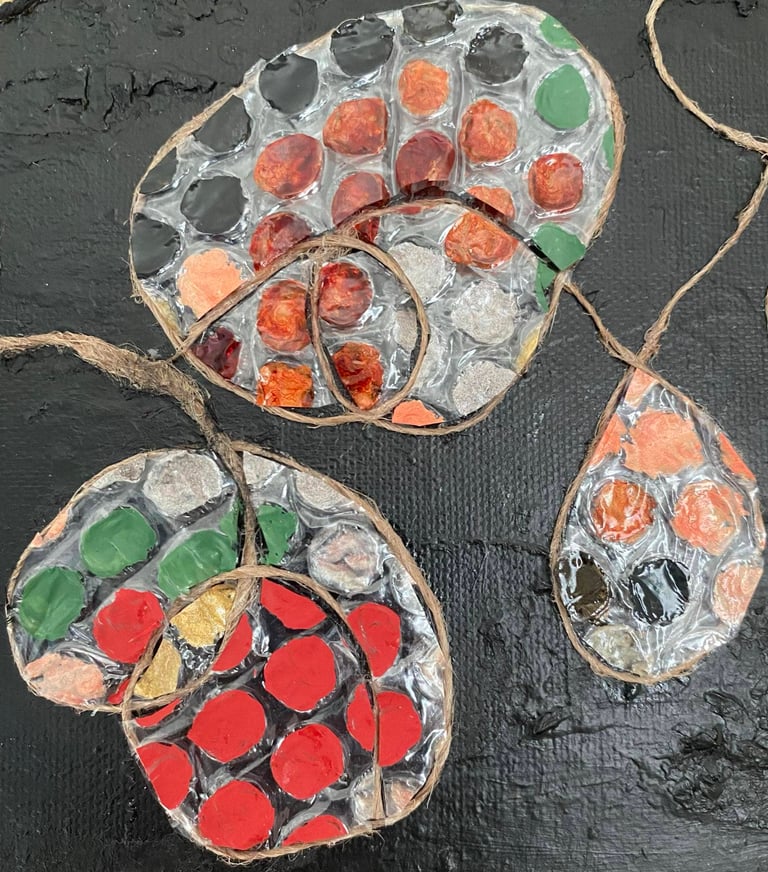 Détails de la toile acrylique et collage aux tons chauds sur fond noir intitulée "Odyssée des sirènes" 
