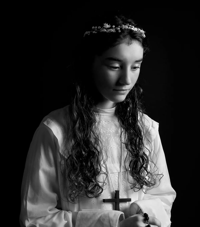 portrait-communion-studio-communiante-avec-bougie-pense-sur-fond-noir-florent-studio-photographe-fanie-boulogne-sur-mer-lille