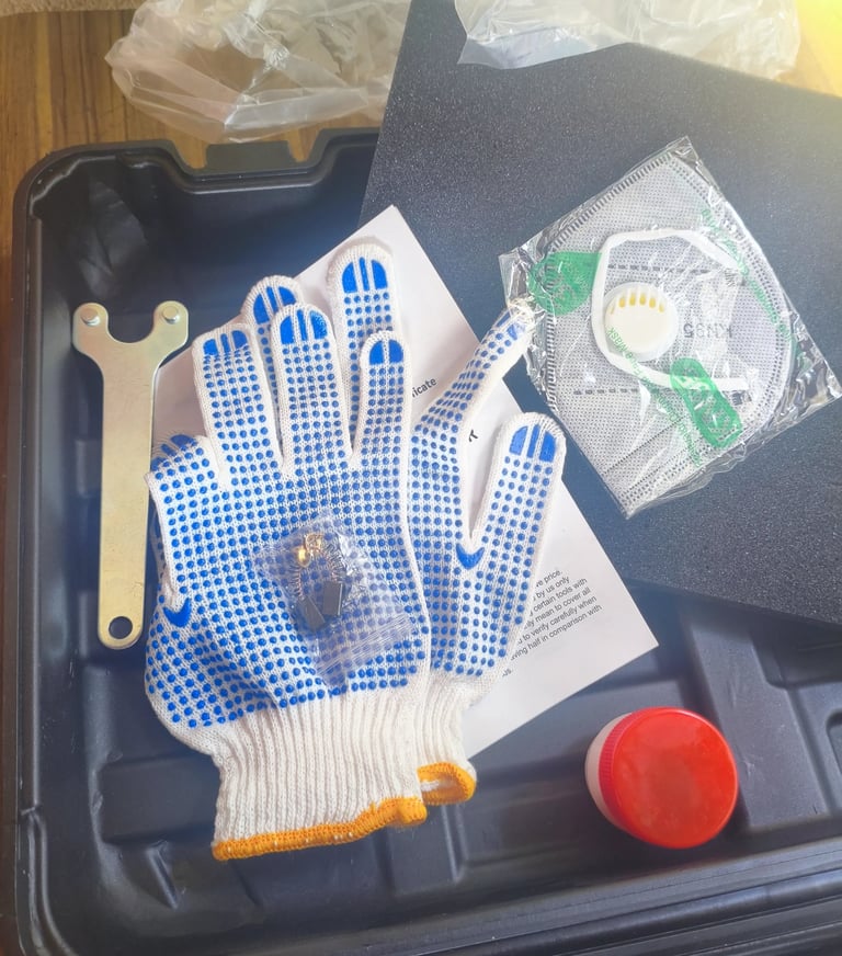 Análise de equipamentos de proteção com máscara com válvula e luvas incluídos no kit do martelo demo
