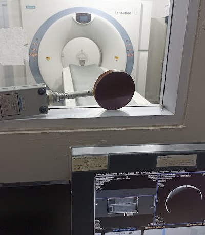 Realizando Levantamiento radiométrico a un Tomógrafo para verificar atenuación de radiación