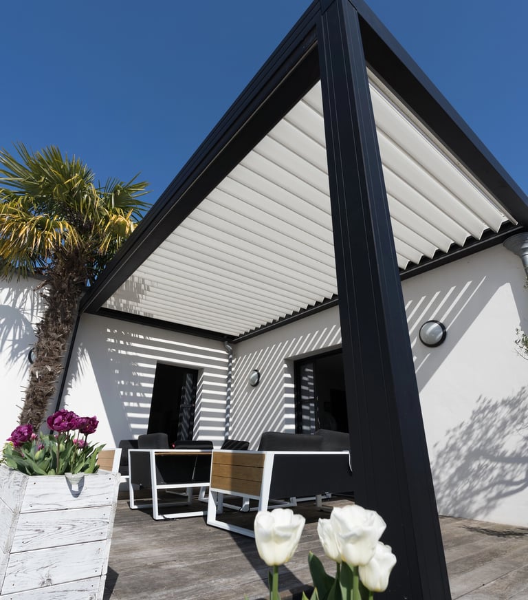 pergola bioclimatica per piscina con arredo da giardino