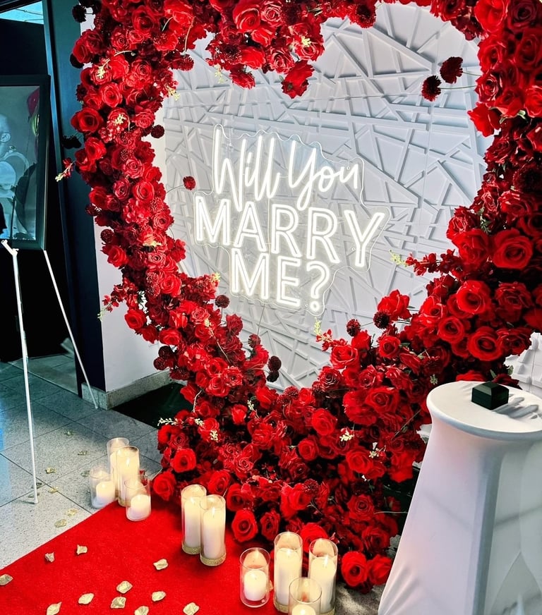 Cœur de roses rouges en soie sur un fond romantique, pour des fiancailles