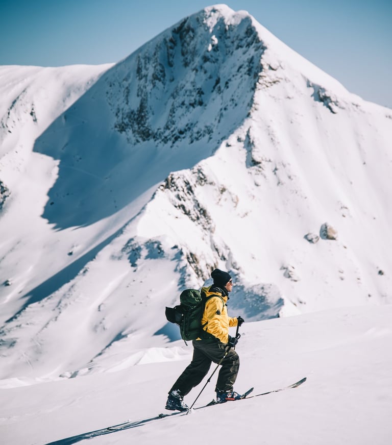 alt= "Xaver Kröll beim Skitouren im Hintergrund der große Riffler in Tux"