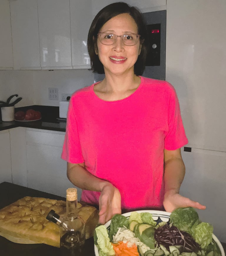 Photo of nutritionist in kitchen presenting a plate of delicious vegetables,, focaccia and olive oil