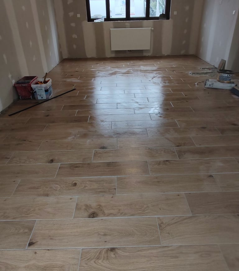 Carreleur à Annezin réalisant la pose d’un sol intérieur