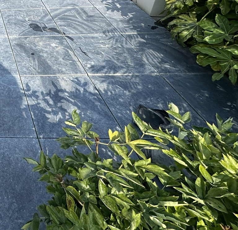 Terrasse carrelée terminée à Bruay-la-Buissière par Carréno, artisan carreleur