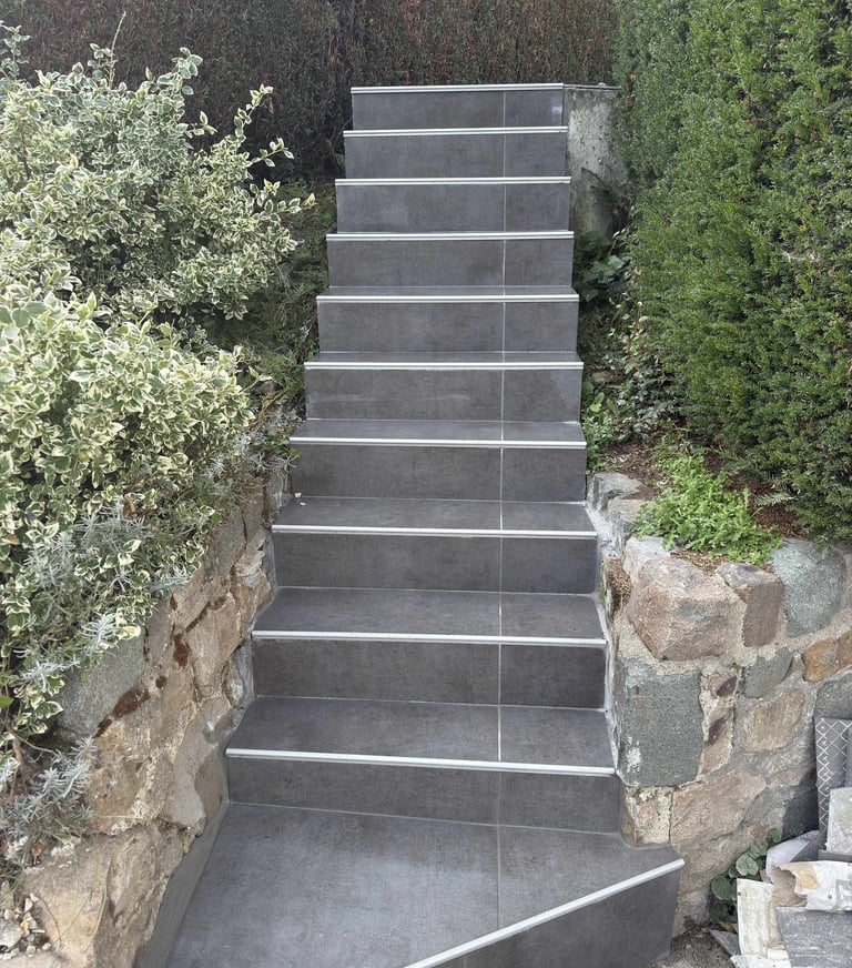 Carrelage posé avec précision dans un garage à Noeux-les-Mines