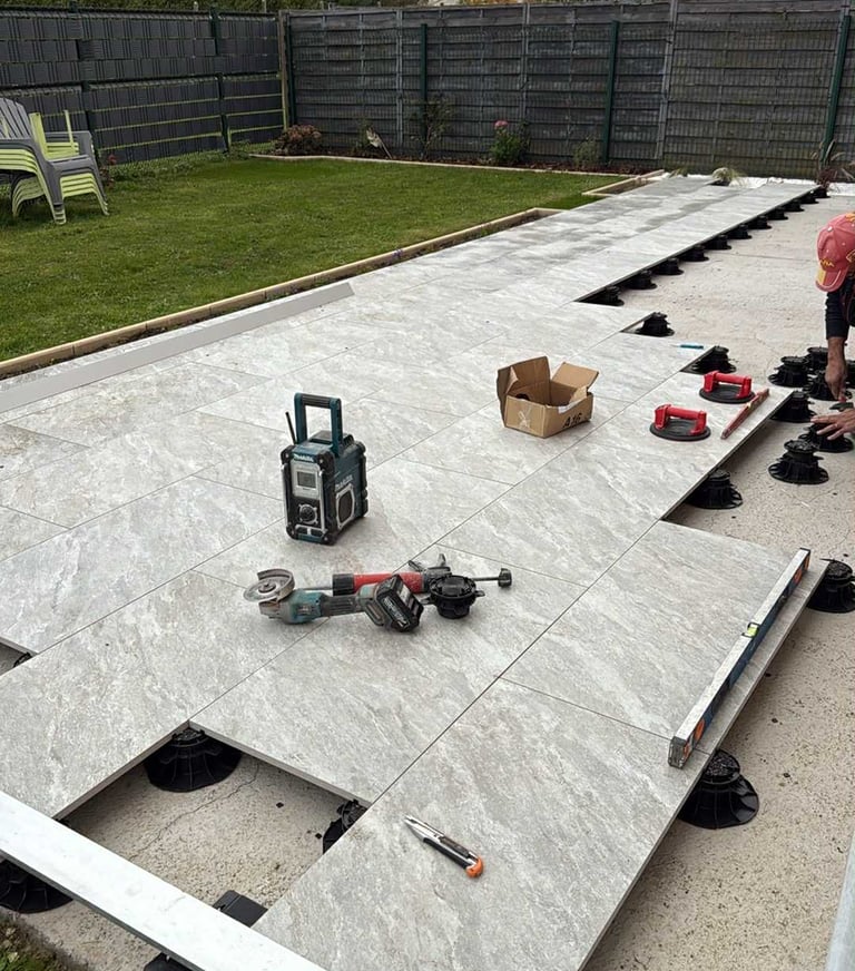 Carréno / Réalisation d'une terrasse en dalles sur plot à Bruay La Buissière, Artisan carreleur