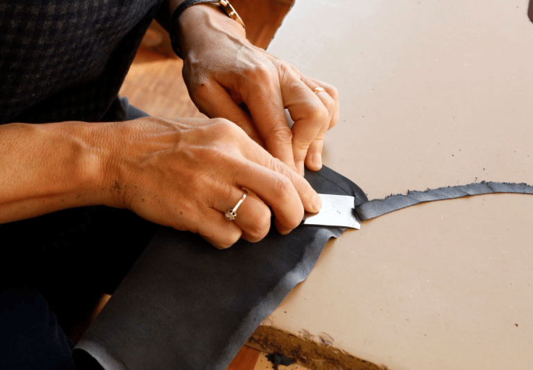 Travail des mains en maroquinerie