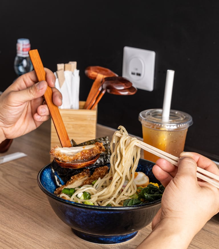 Un ramen en train d'eêtre dégusté