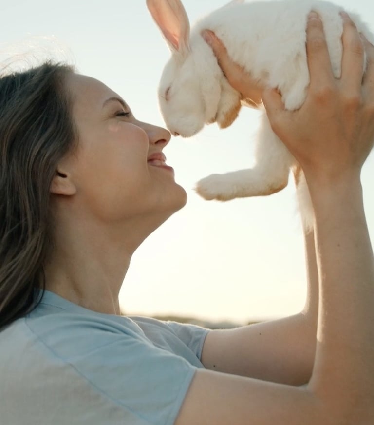 GORIGO creatividad publicitaria a woman holding a white rabbit in her hands