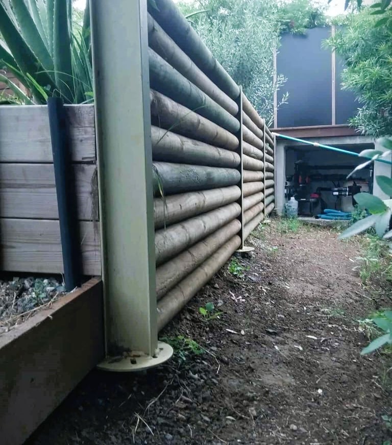 Clôture soutenue par des pieux vissés ancrés dans la terre