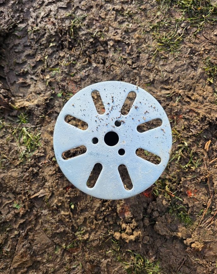 Platine d'un pieu hélicoïdal ancré dans le sol