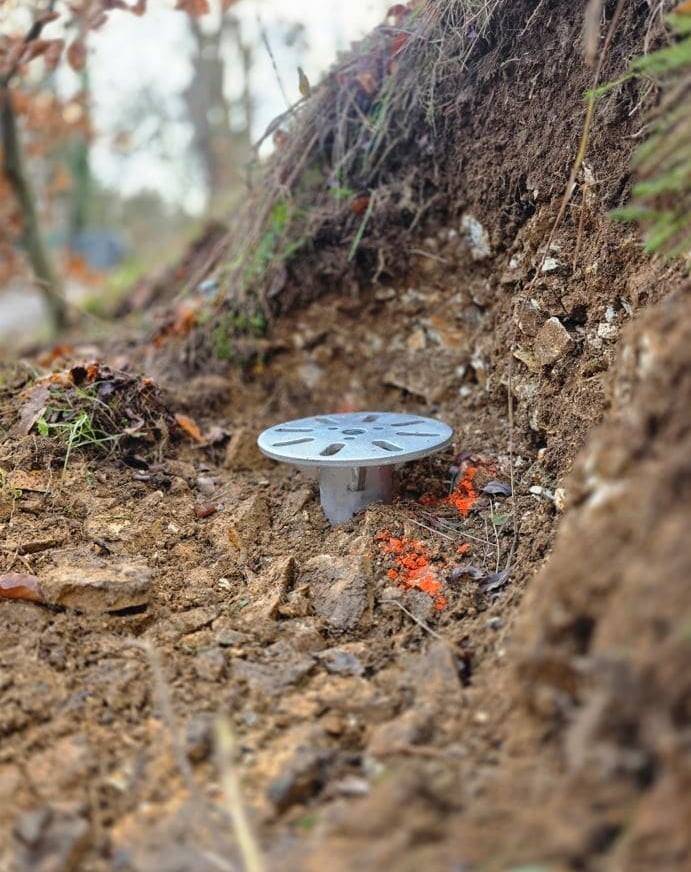 Vis d'ancrage installée sur terrain difficile en pente
