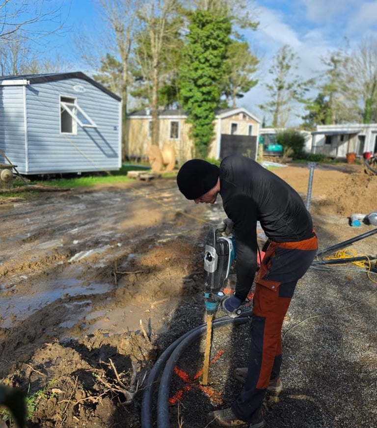 Technicien installant une fondation sans béton sur terrain humide