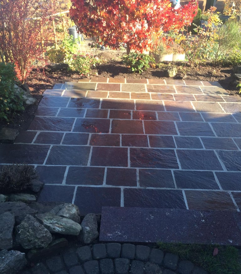 Gartenbau Bülach: Naturstein-Terrasse im Bau – Sichtbare Qualität vom Profi.