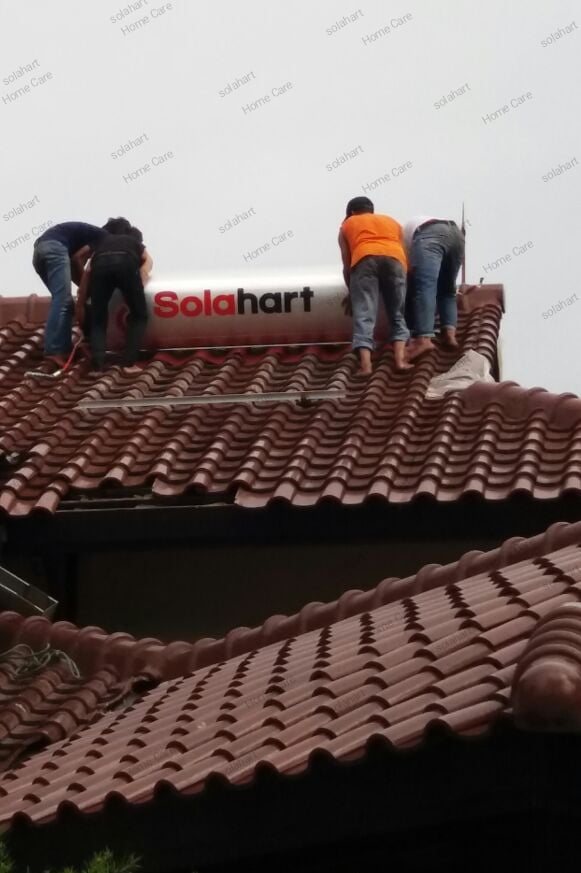 Proses pemasangan solahart 300L di jaga karsa jakarta selatan
