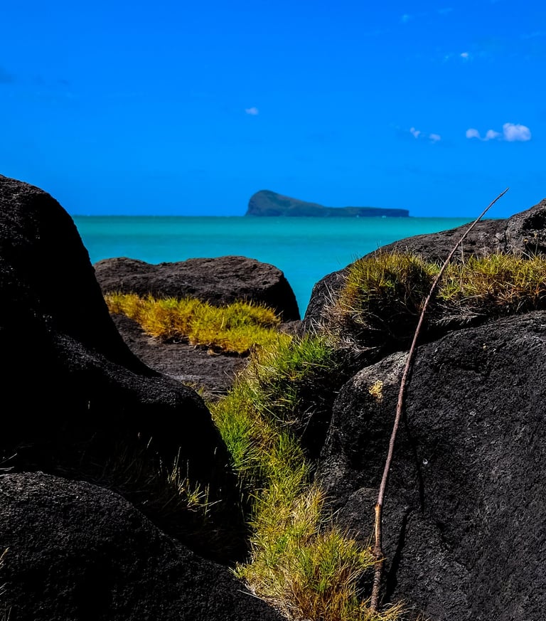 Vue sur la mer et Coin de Mire au nord de l'ile Maurice 