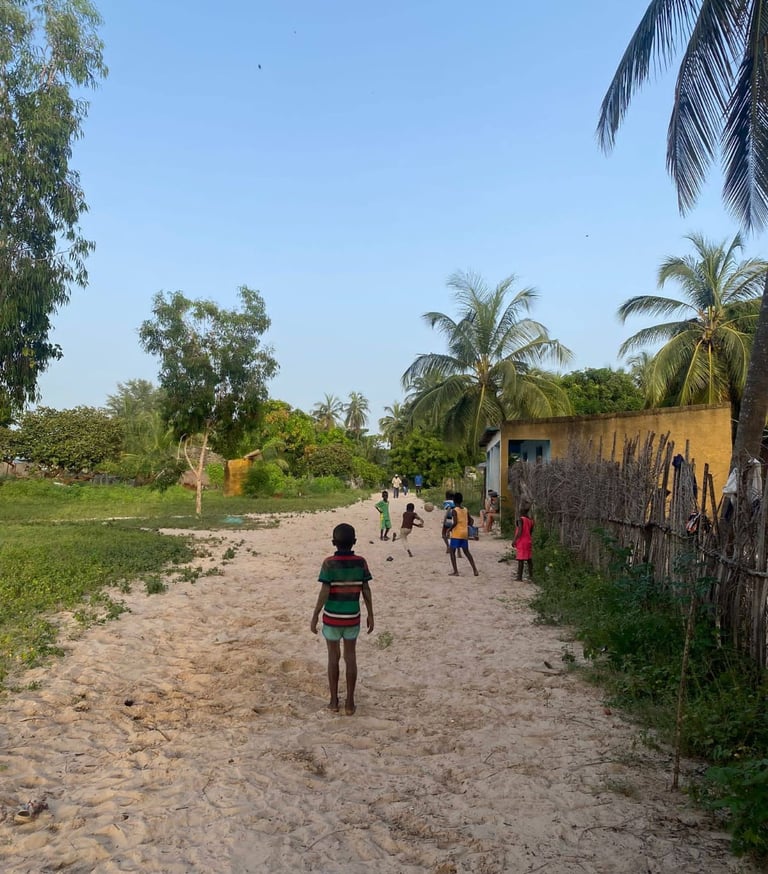 Kachiouane où l'on voit les enfants du village qui jouent au foot