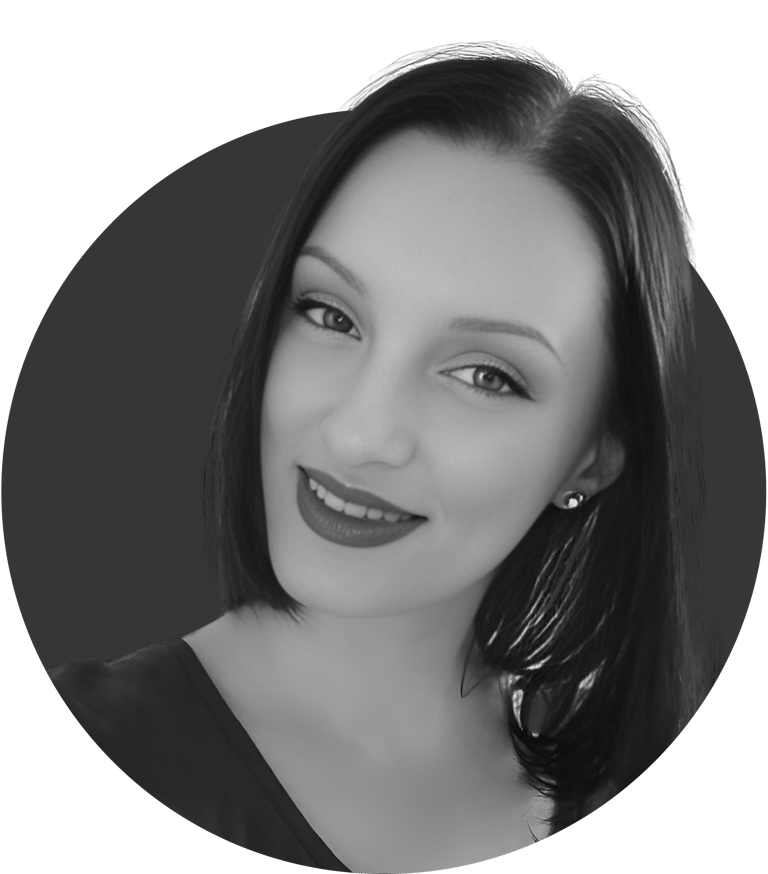 Alexa Tee's portait in black and white, in a dark circle.