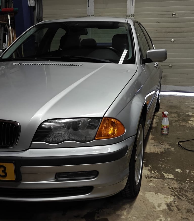 Polijstbehandeling van een auto in de werkplaats van PolijstPro Waterland.