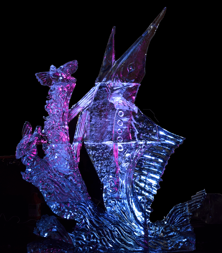 escultura de hielo de una pez espada 