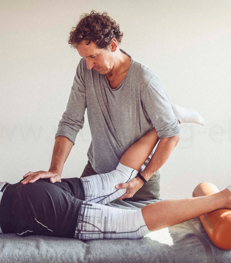 Therapie mit Patienten auf der Therapieliege