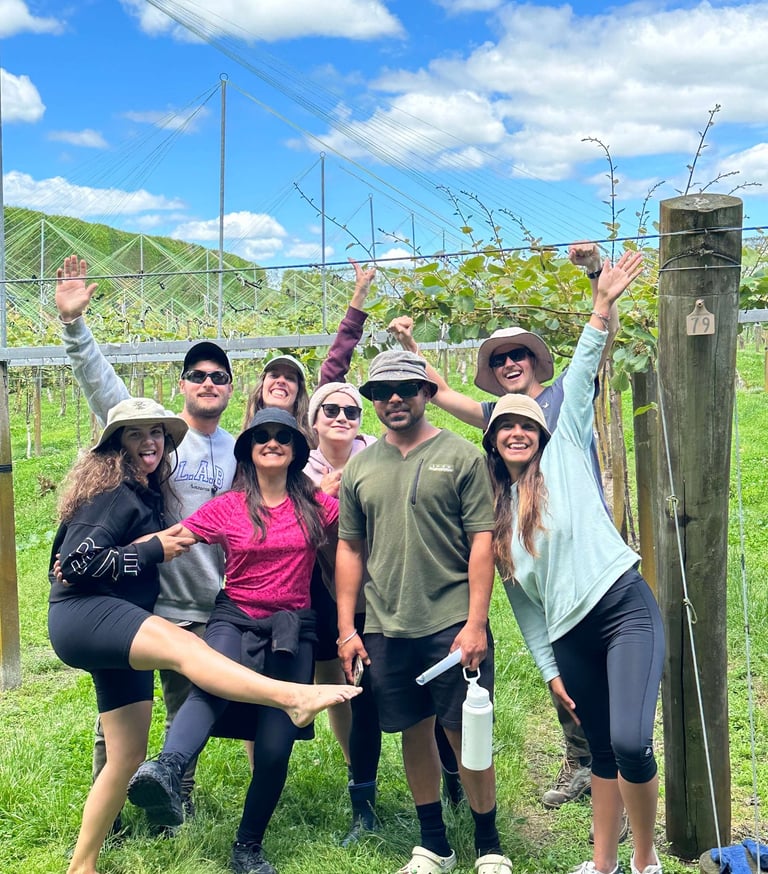 Mis compañeros en la orchard de kiwis en NZ