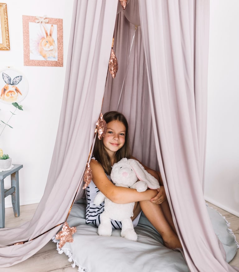 girl-with-balloons-toy-tent