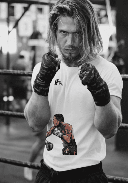 Boxeador usando una camiseta con estampado gráfico, en un ring de boxeo.