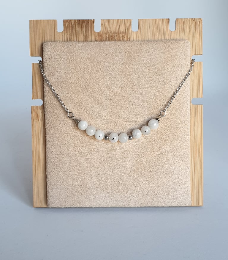 Collier fait main avec des perles de Pierre de lune et acier inoxydable