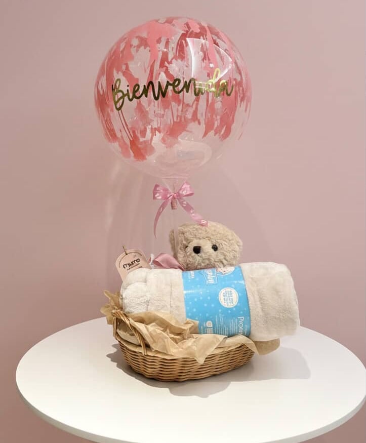 canasta con complementos de regalo para un recien nacido.