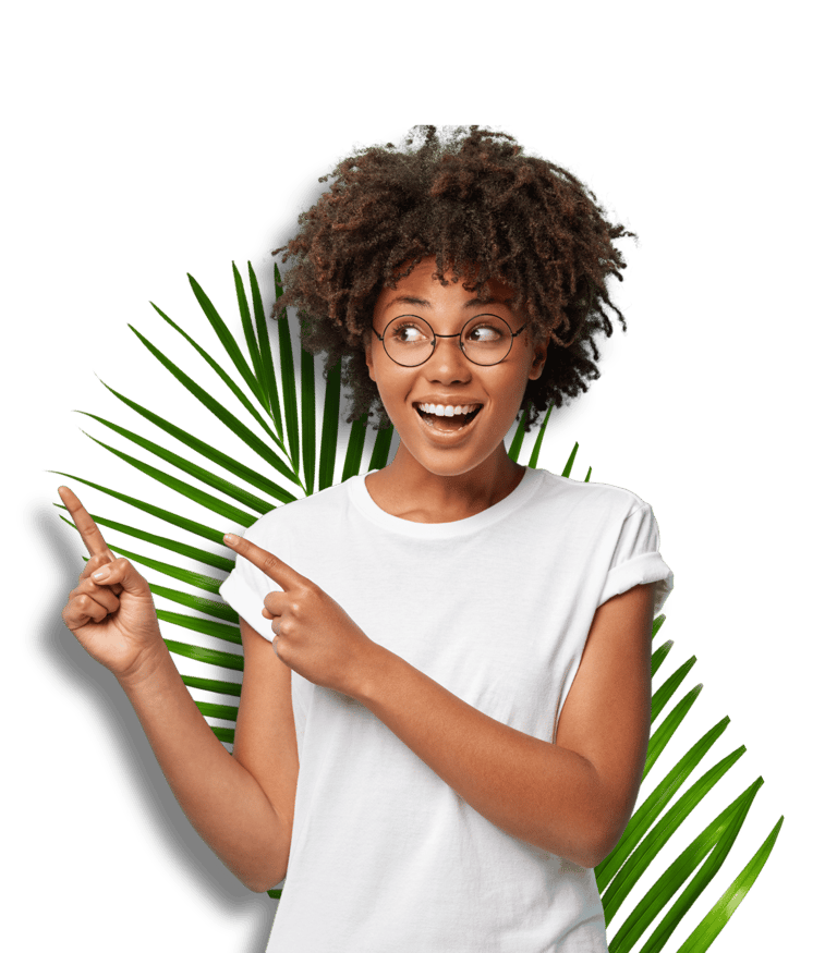 Une femme avec des lunettes et un t-shirt blanc pointant quelque chose du doigt, avec en fond une feuille verte