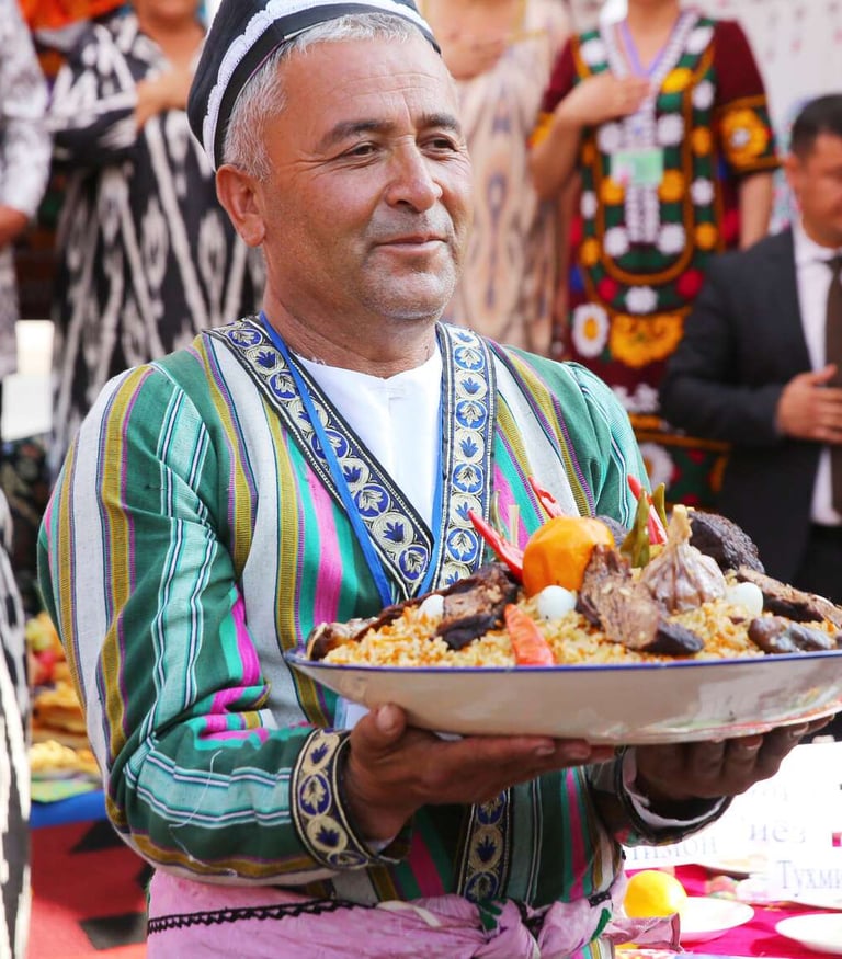 Узбек держит плов
