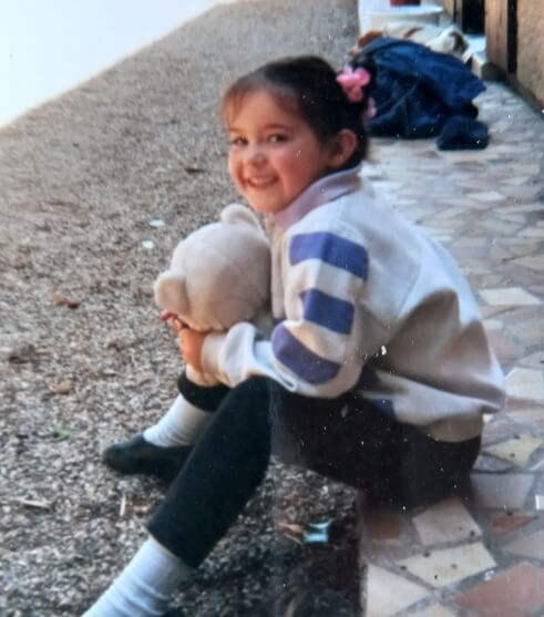 Natacha et sa peluche Nina