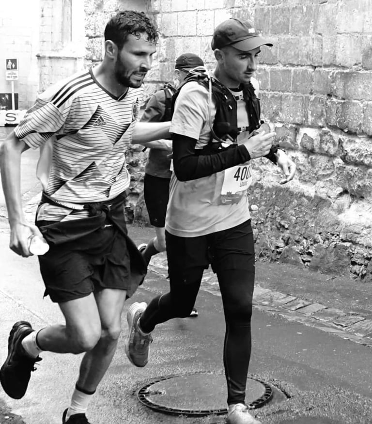 Madelin BENon qui pousse Louis DEMON avec bienveillance sur un marathon