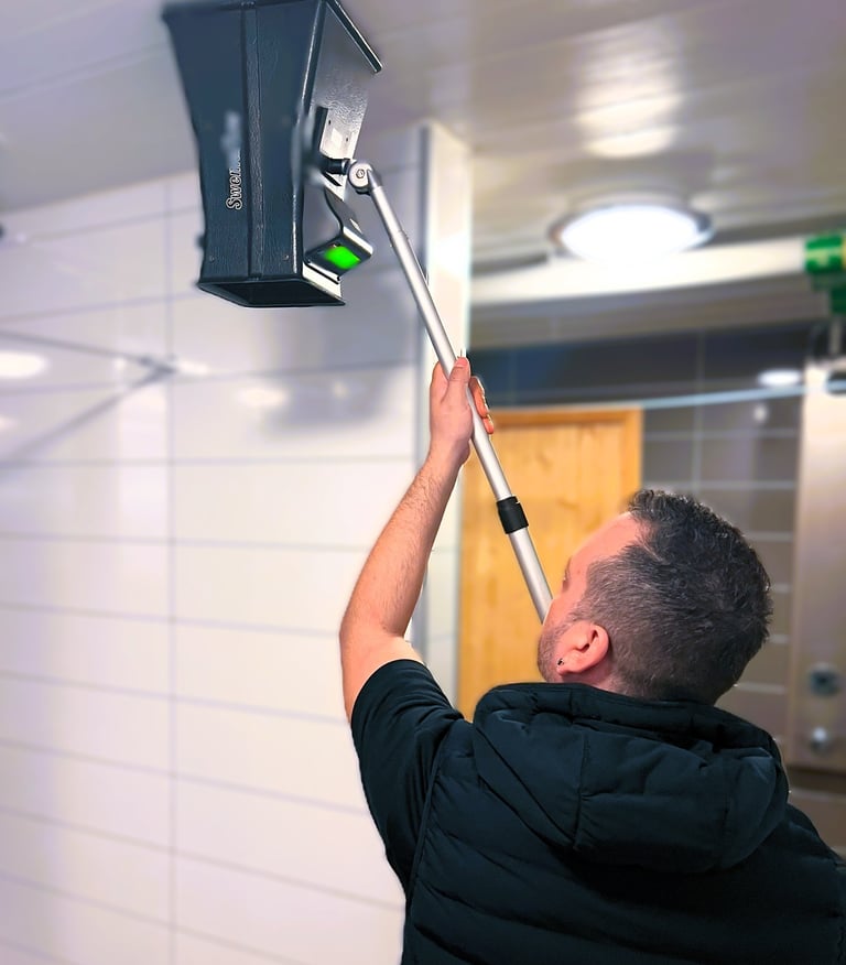 Ventilationsteknikern injusterar ventilationen.