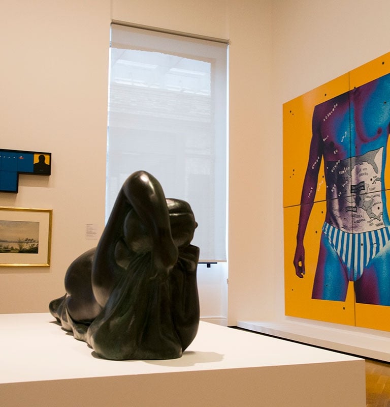 Visitantes explorando a coleção permanente da Pinacoteca Luz.