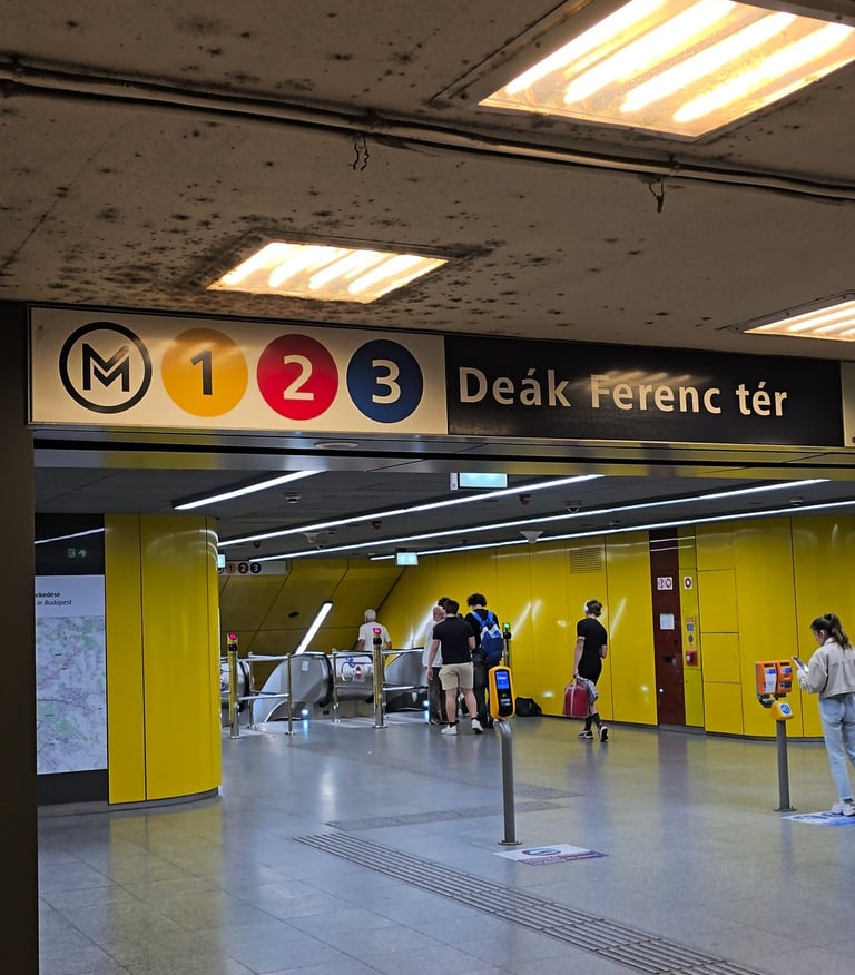 Przystanek metra na Deák Ferenc tér