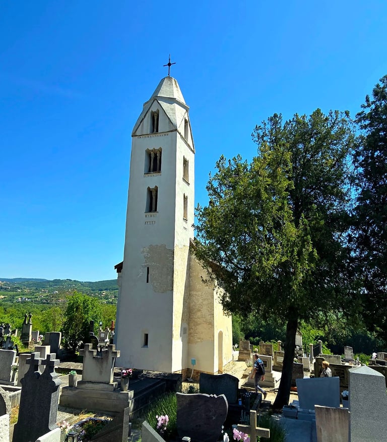 Kościół św. Magdaleny w Egregy i piękny widok na okoliczne wzgórza