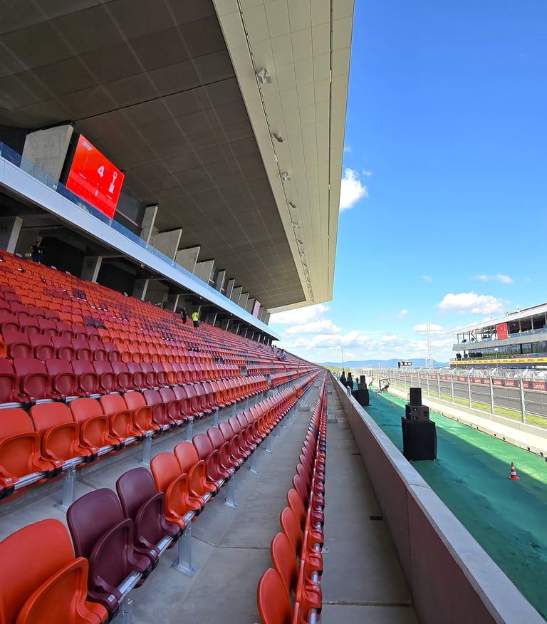 Widok na główną trybunę Hungaroring zanim pojawią się kibice