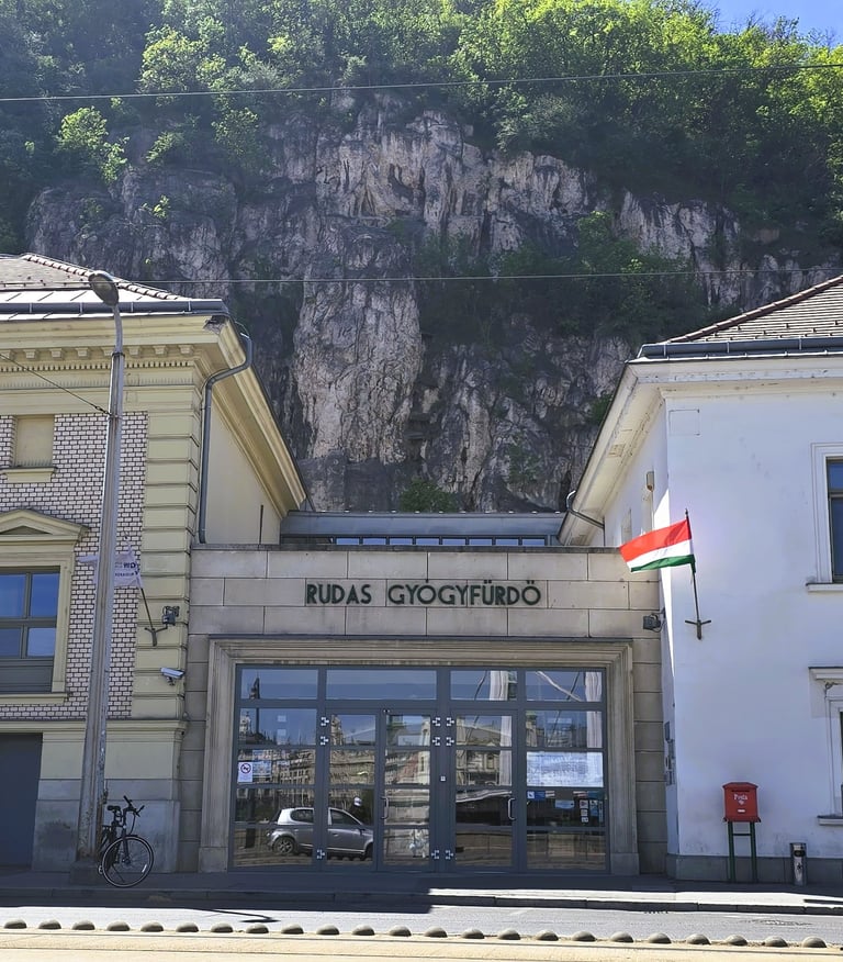 Wejście do term Rudas w Budapeszcie